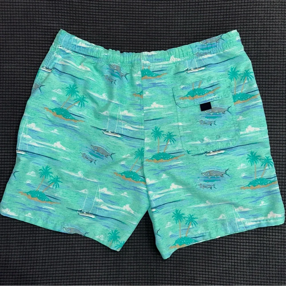 Vineyard Vines Swim Trunks Green Tropical Fish Island Print Men's Medium 7 Inch